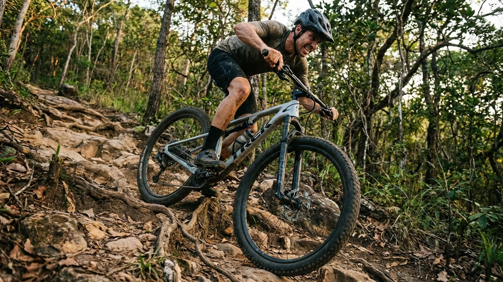 Ciclista subindo trilha íngreme com mountain bike 1x12