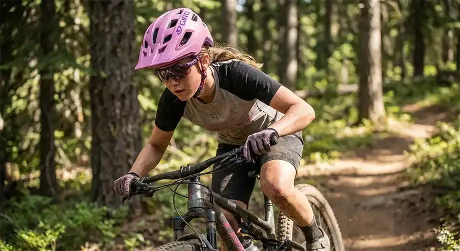 Capacete de ciclismo para MTB em uso