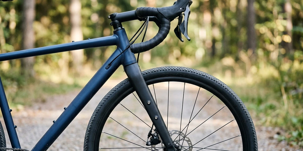 Detalhe de quadro de bicicleta gravel com eyelets e pneu 40mm