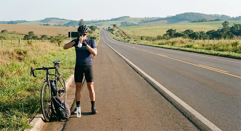 Ciclista hidratando no pedal - Intervalos de Alta Intensidade