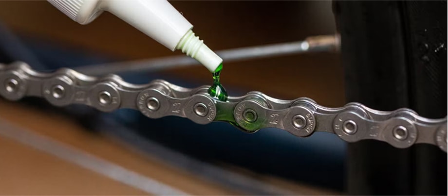 Aplicação de lubrificante na corrente da bicicleta elo por elo