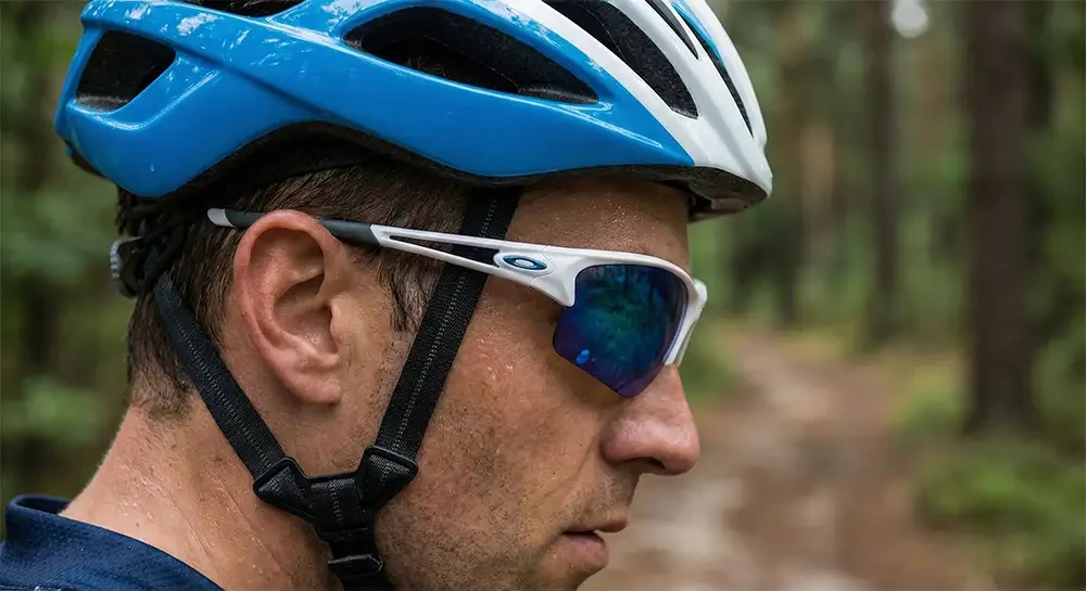 Teste de encaixe entre óculos de ciclismo e capacete, mostrando haste fina e ajuste confortável